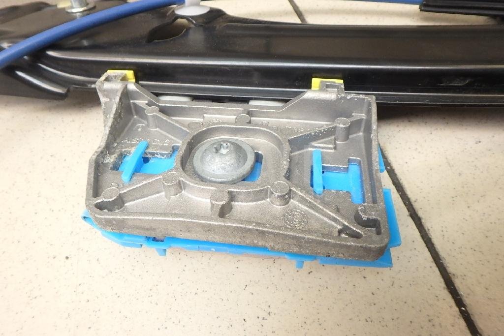 Стеклоподъемник электр. задний правый