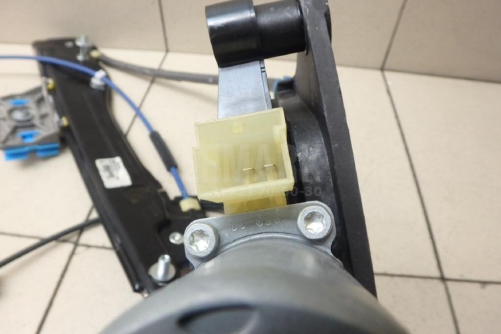 Стеклоподъемник электр. задний правый