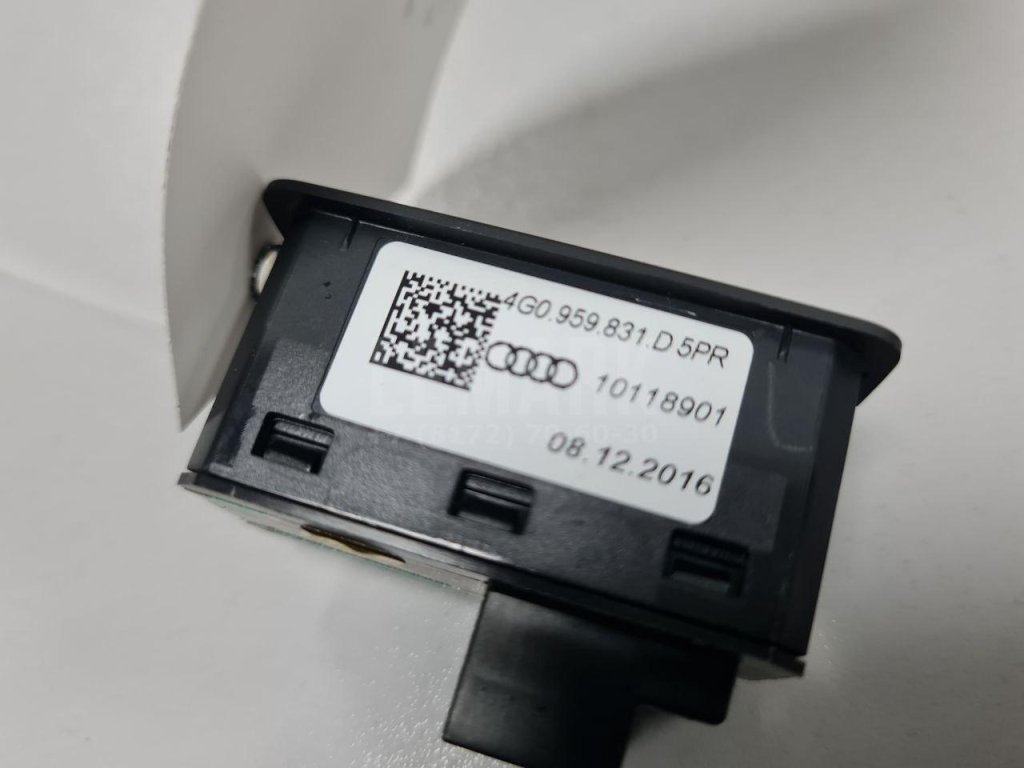 Кнопка закрывания багажника