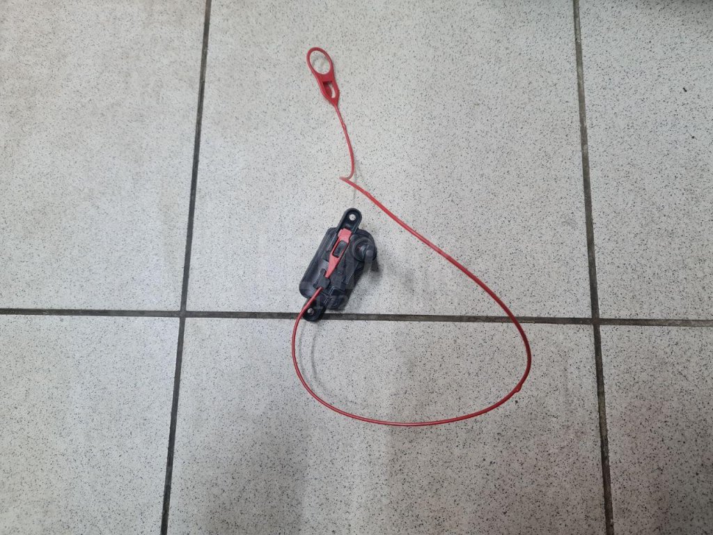 Активатор замка крышки бензобака