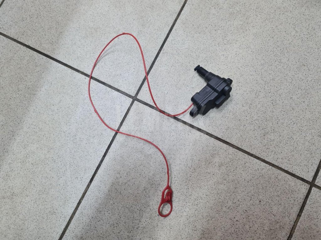 Активатор замка крышки бензобака