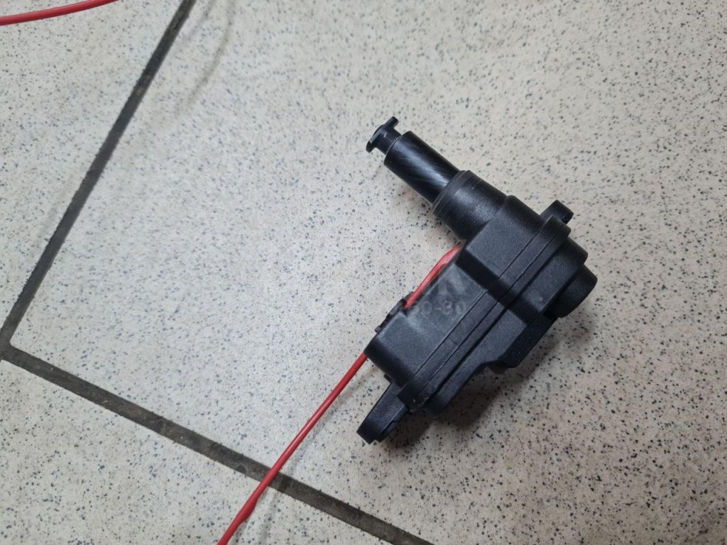 Активатор замка крышки бензобака