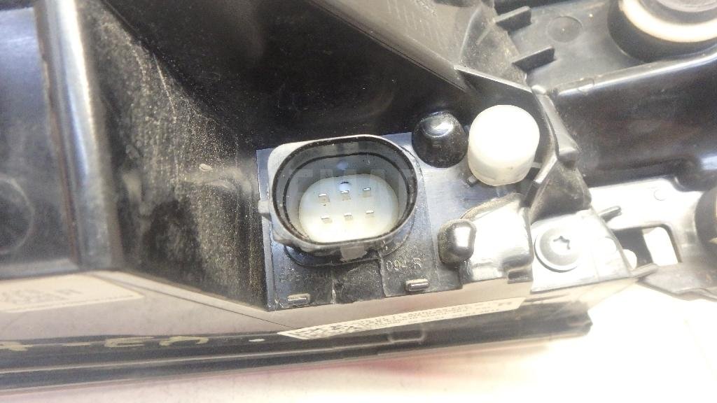 Фонарь задний наружный правый