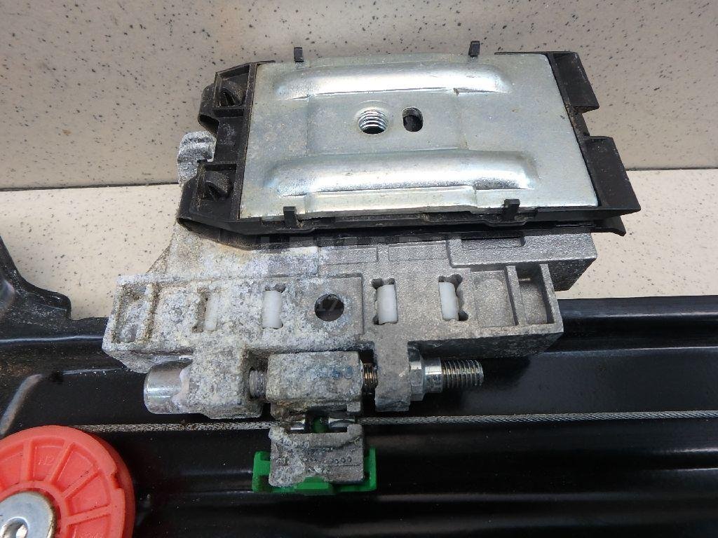 Стеклоподъемник электр. передний правый