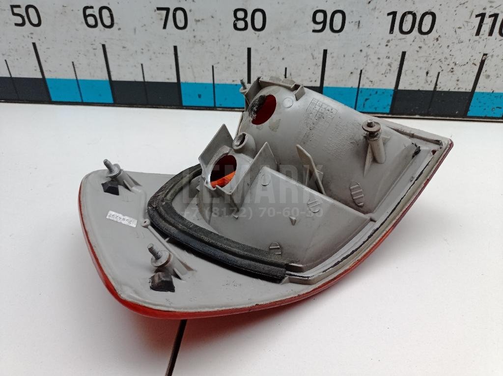 Фонарь задний наружный правый