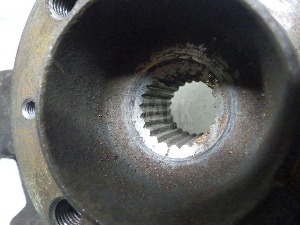 Кулак поворотный передний правый