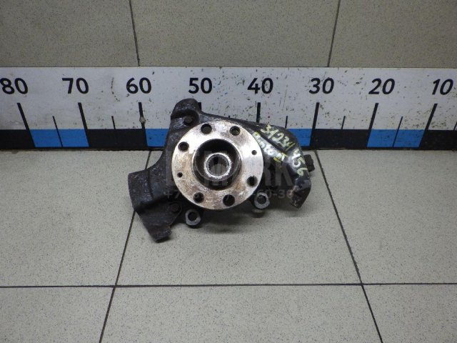 Кулак поворотный передний правый