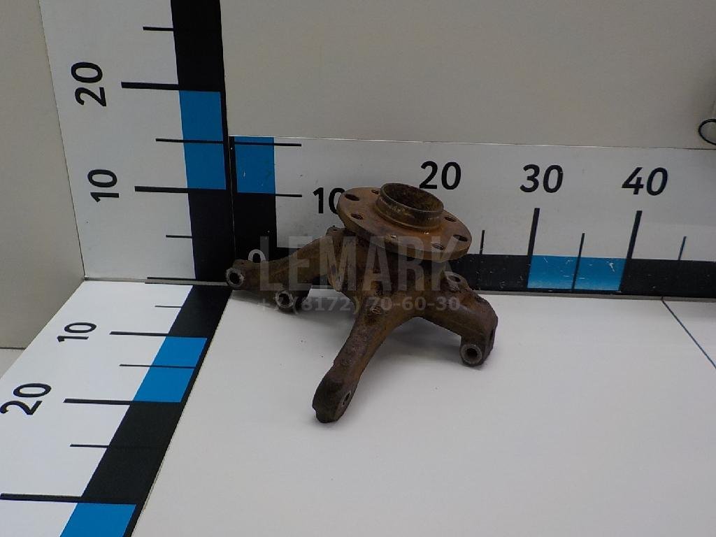 Кулак поворотный передний правый