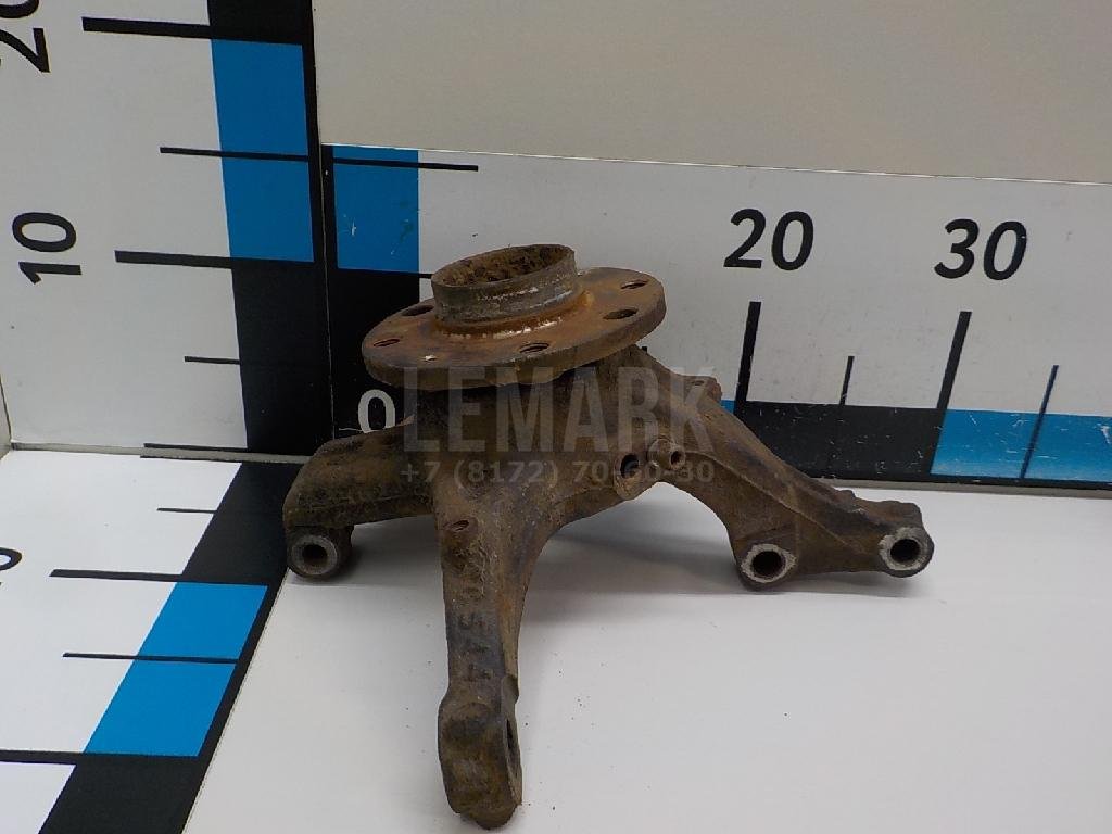 Кулак поворотный передний левый