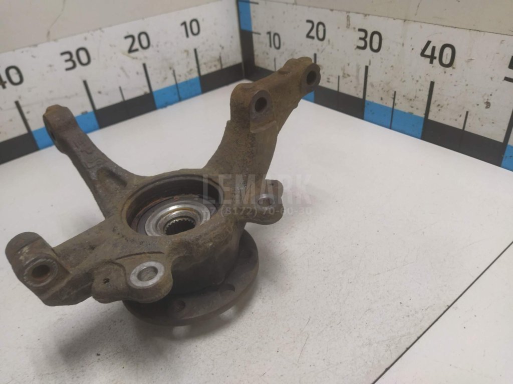 Кулак поворотный передний левый