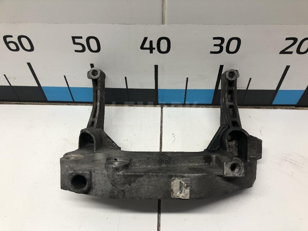 Кронштейн двигателя