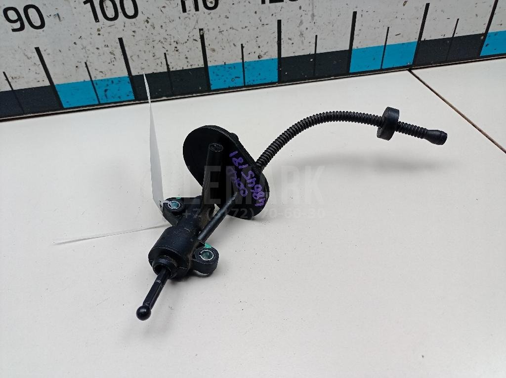 Цилиндр сцепления главный