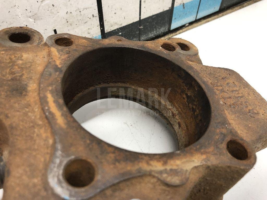 Кулак поворотный передний правый