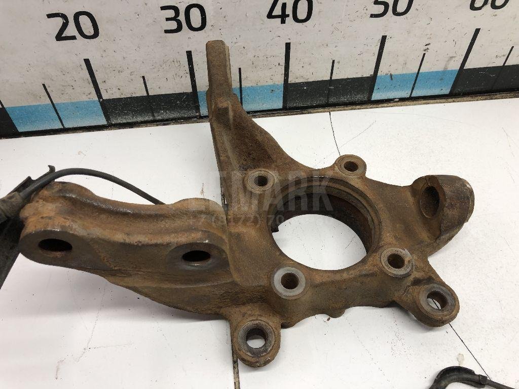 Кулак поворотный передний правый