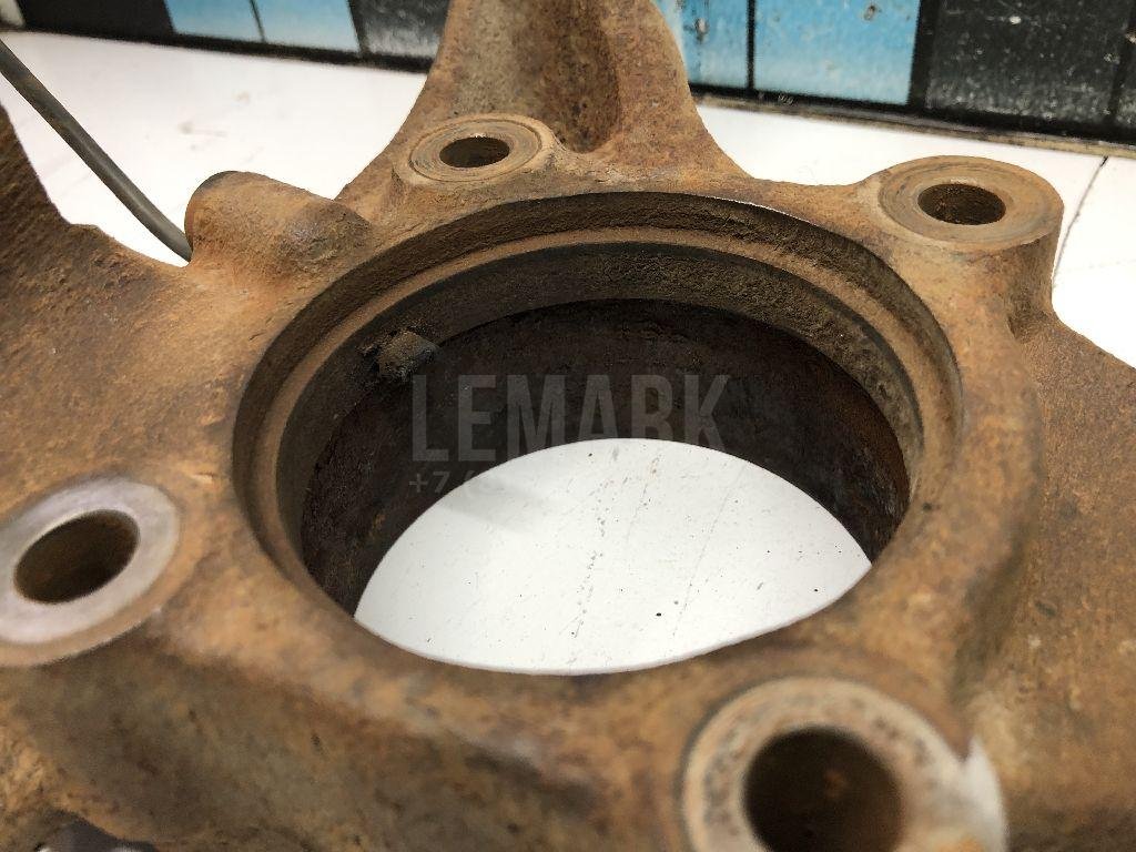 Кулак поворотный передний правый