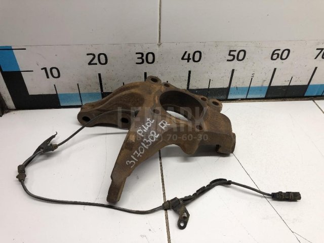 Кулак поворотный передний правый