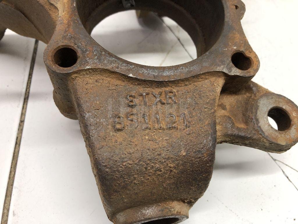 Кулак поворотный передний правый