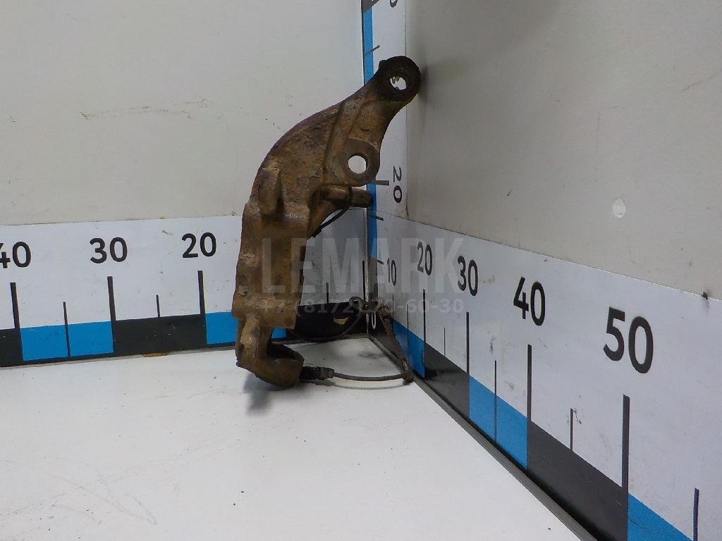 Кулак поворотный передний правый