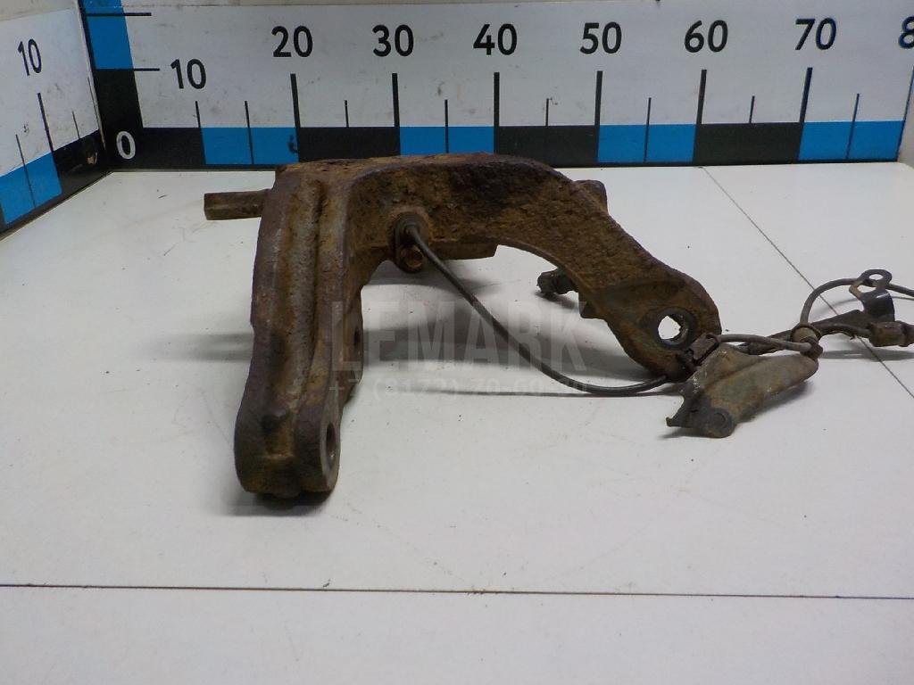 Кулак поворотный передний правый