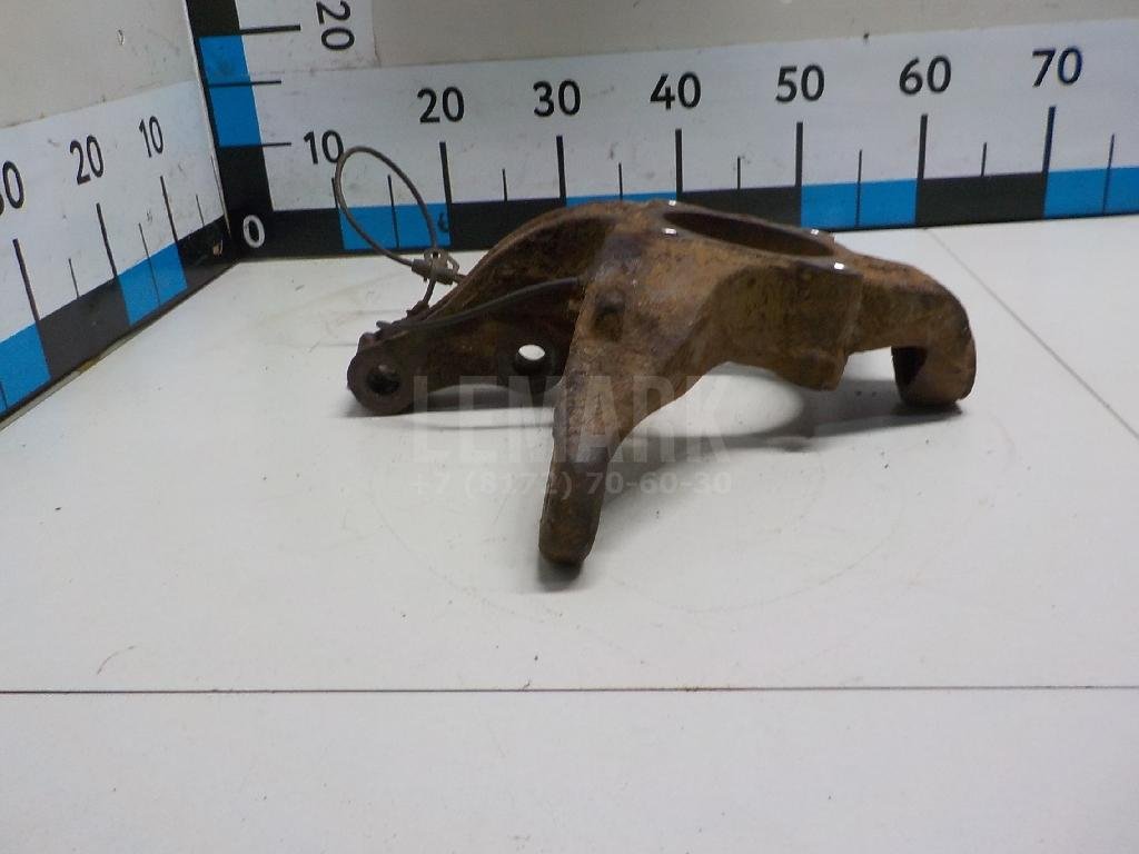 Кулак поворотный передний правый