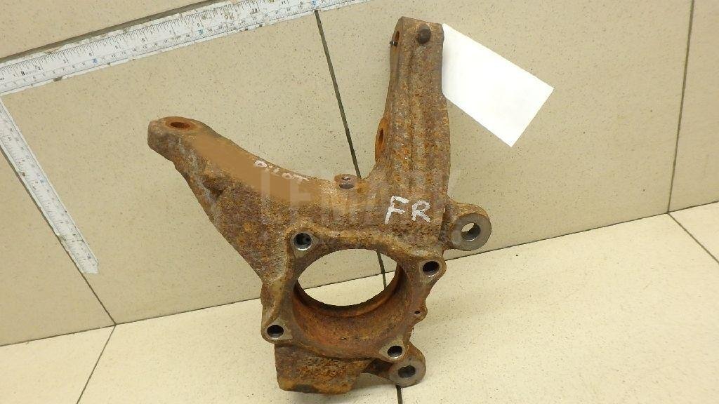 Кулак поворотный передний правый