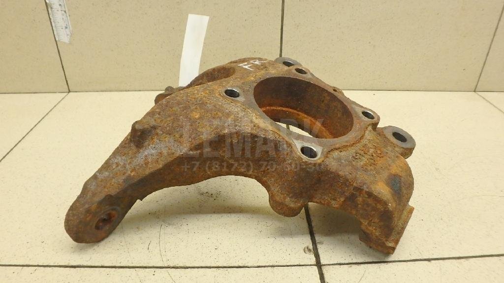 Кулак поворотный передний правый