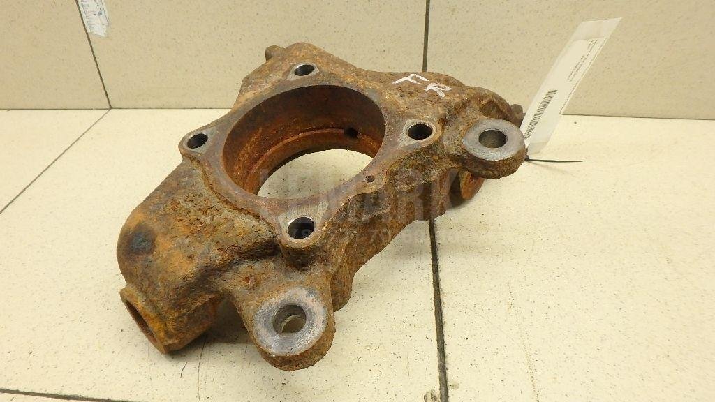 Кулак поворотный передний правый