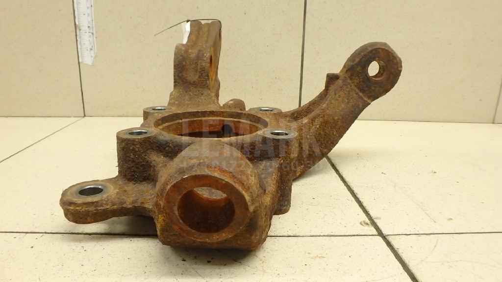 Кулак поворотный передний правый