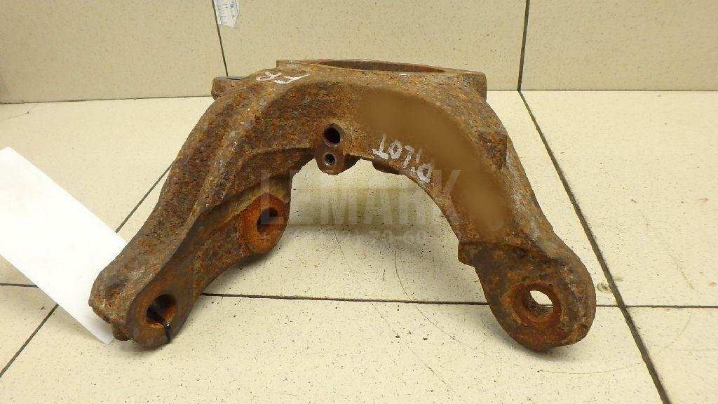 Кулак поворотный передний правый