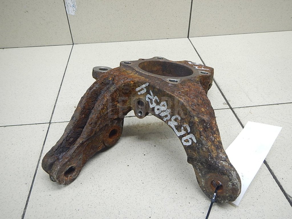 Кулак поворотный передний правый