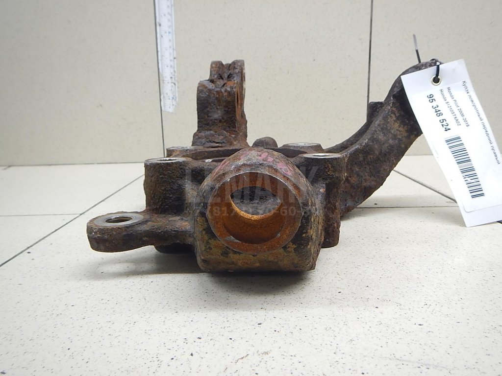 Кулак поворотный передний правый