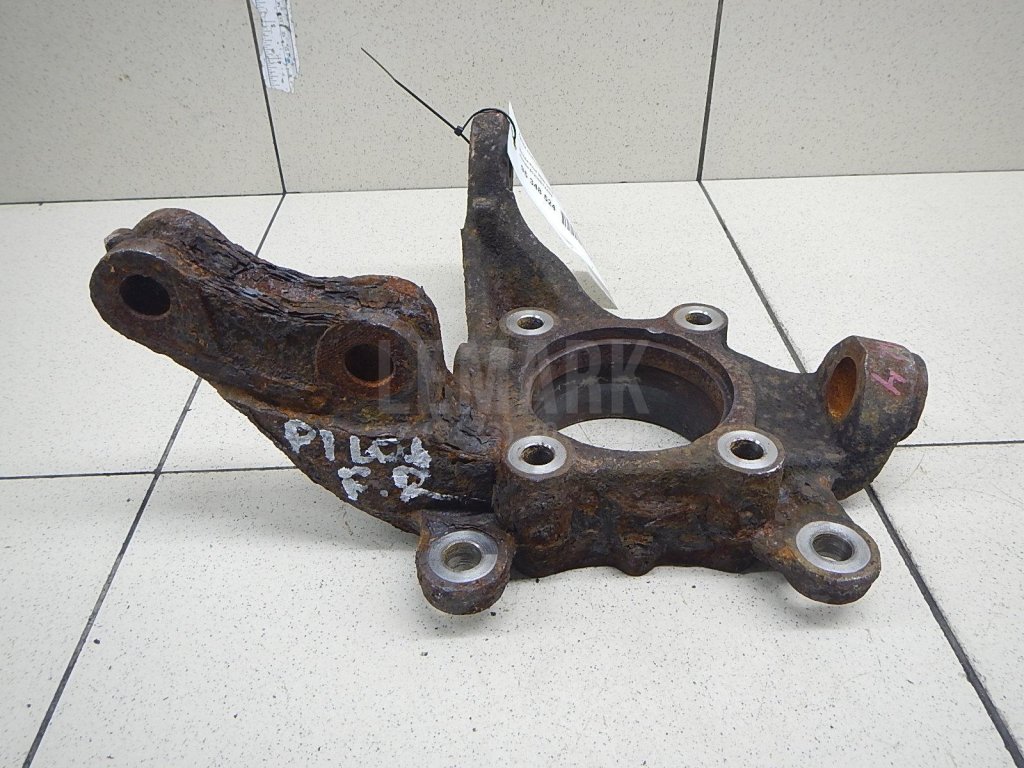 Кулак поворотный передний правый