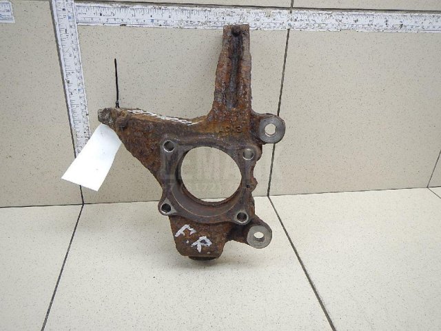 Кулак поворотный передний правый