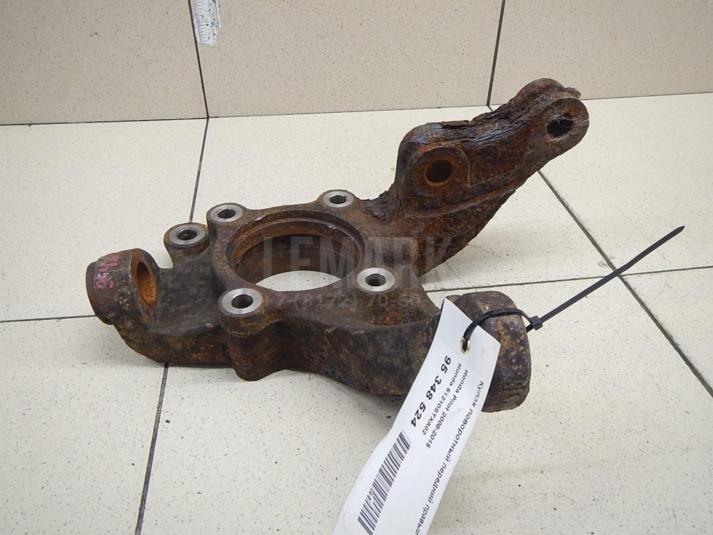 Кулак поворотный передний правый