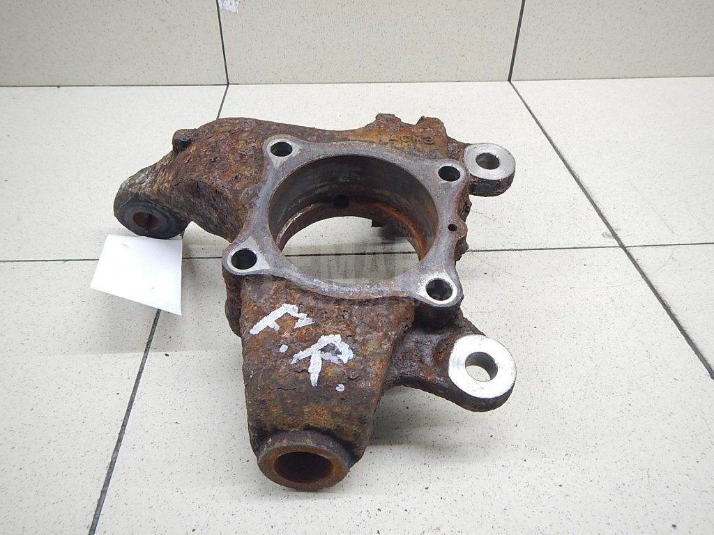 Кулак поворотный передний правый