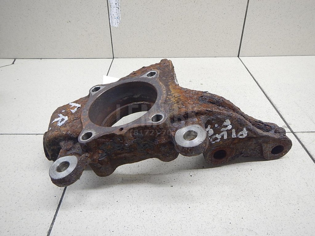 Кулак поворотный передний правый