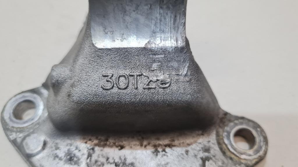 Кронштейн двигателя передний