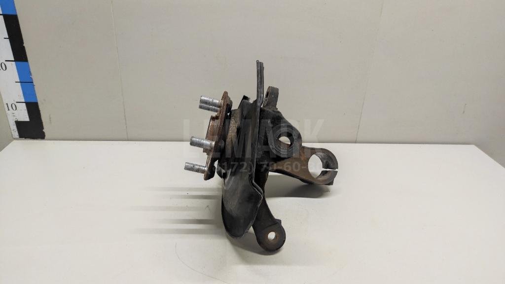 Кулак поворотный передний правый