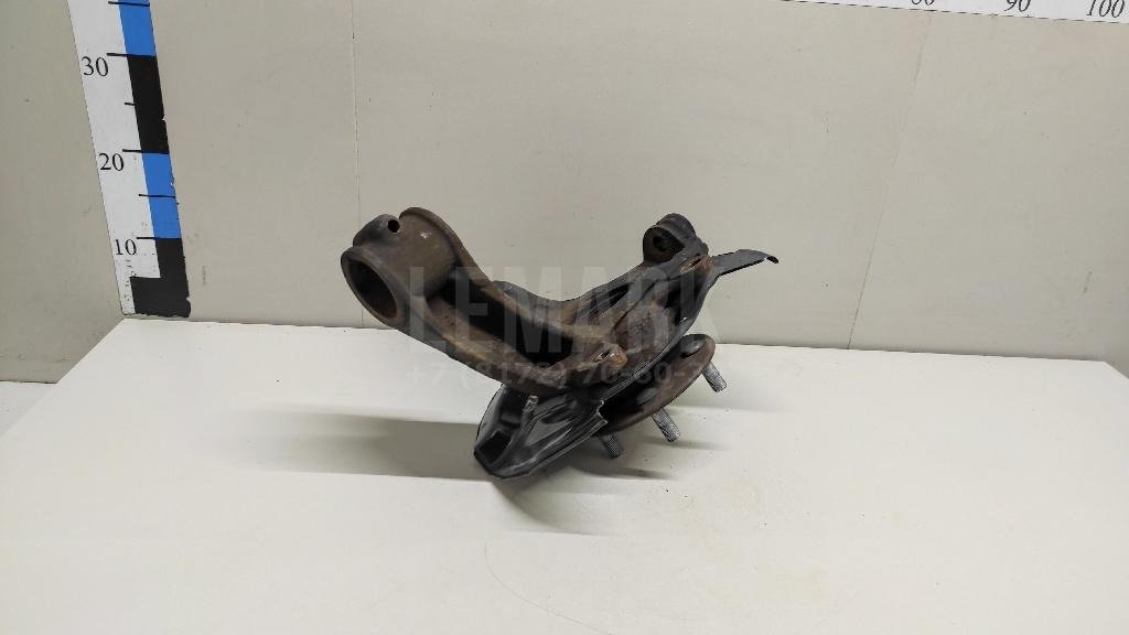 Кулак поворотный передний правый