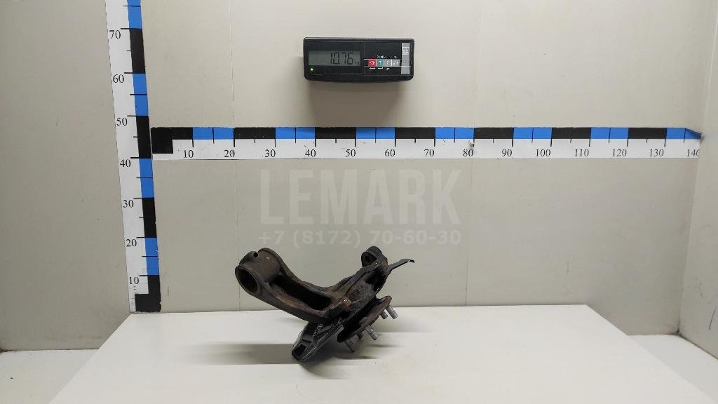 Кулак поворотный передний правый