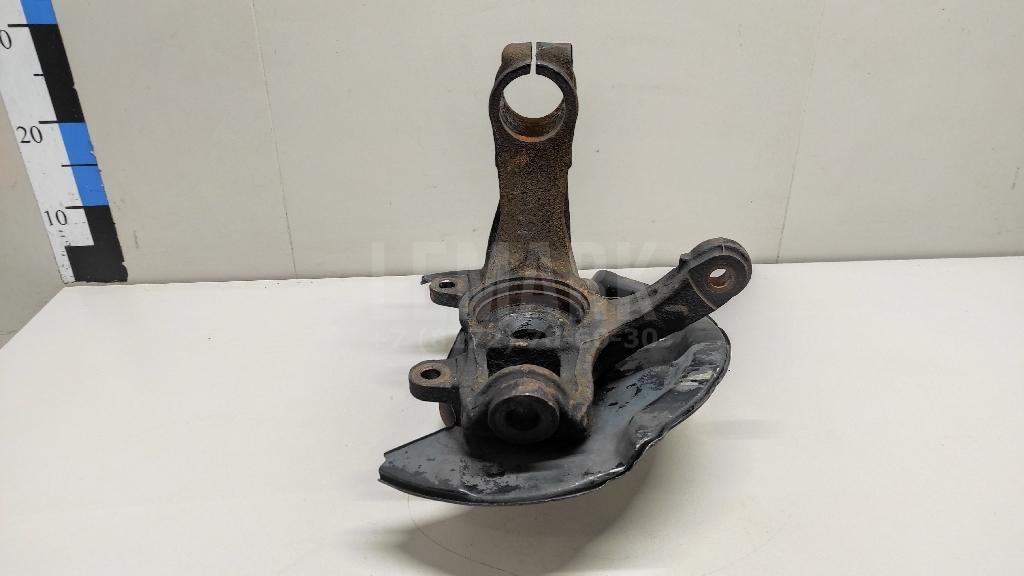 Кулак поворотный передний правый