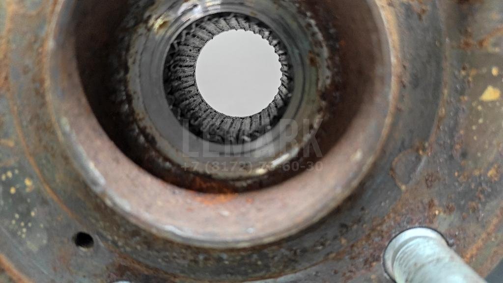 Кулак поворотный передний правый