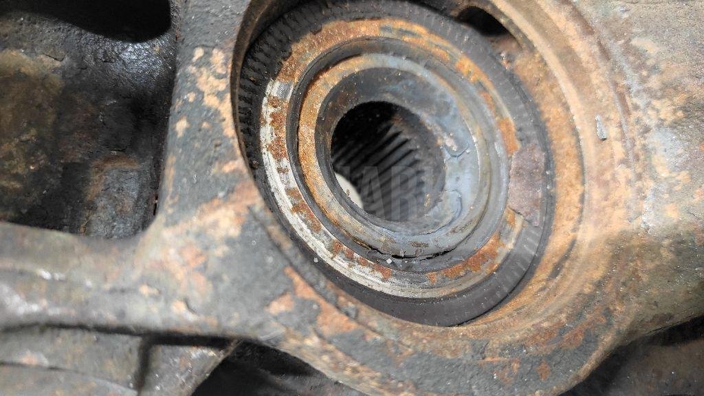 Кулак поворотный передний левый