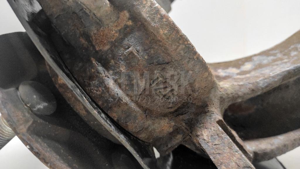 Кулак поворотный передний левый