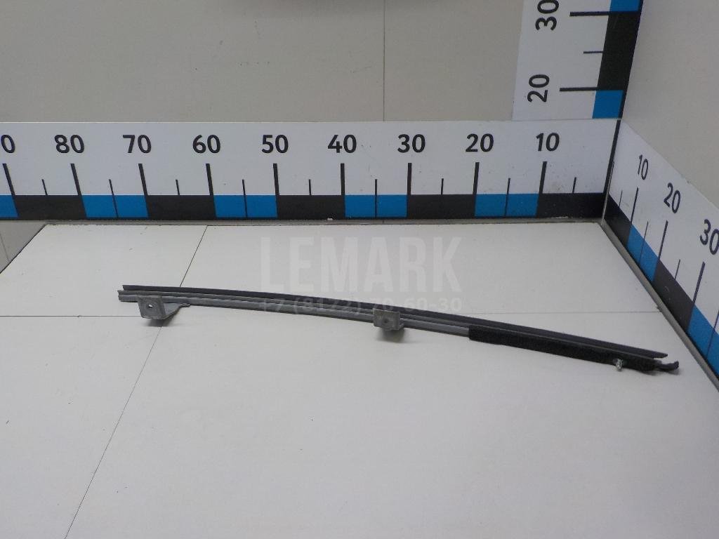 Направляющая стекла двери