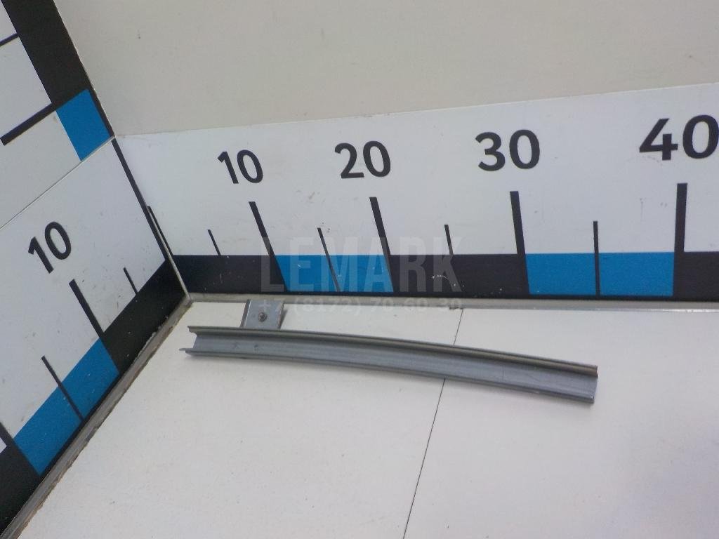 Направляющая стекла двери