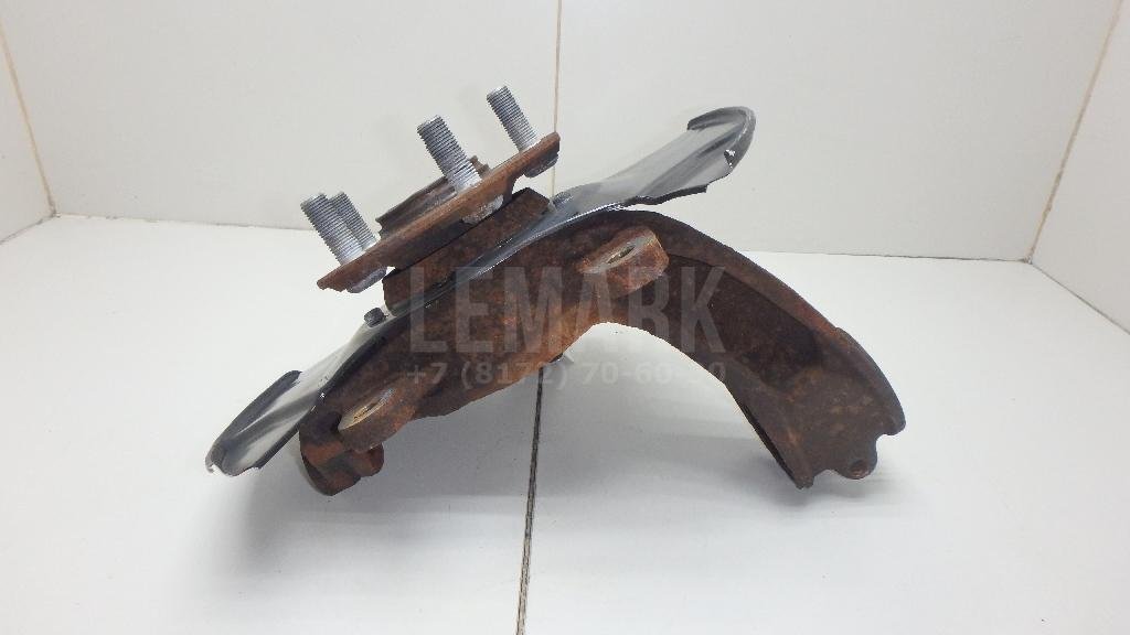 Кулак поворотный передний правый