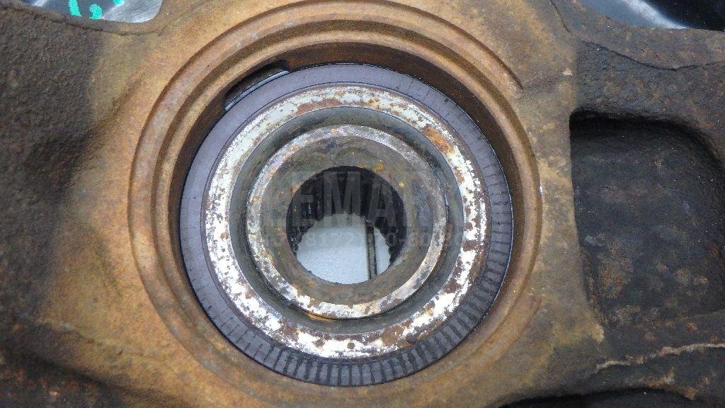 Кулак поворотный передний правый