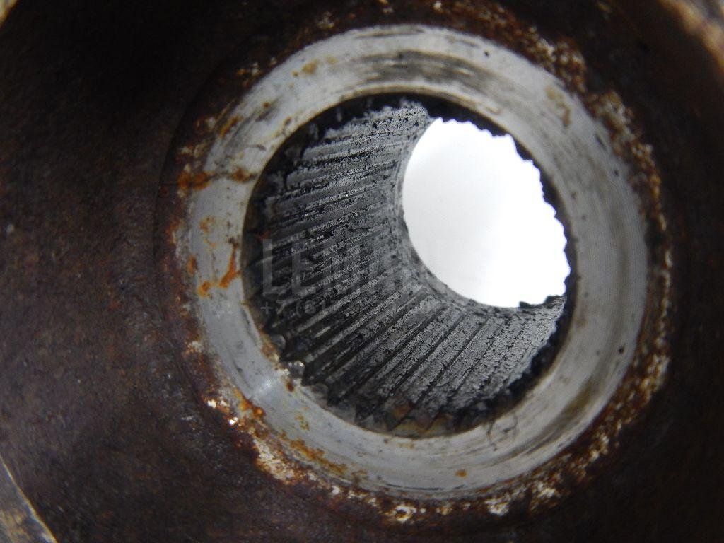 Кулак поворотный передний левый