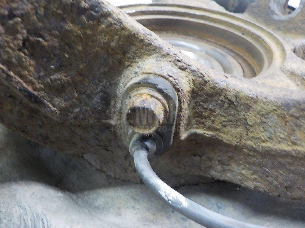 Кулак поворотный передний левый